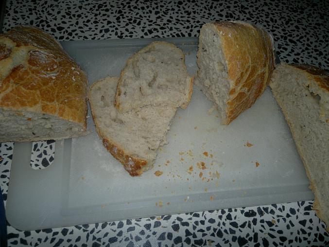 Levný chléb od Ládi Hrušky, Rozkrojený chléb