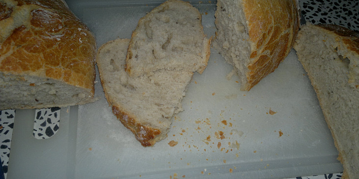 Levný chléb od Ládi Hrušky (Rozkrojený chléb)