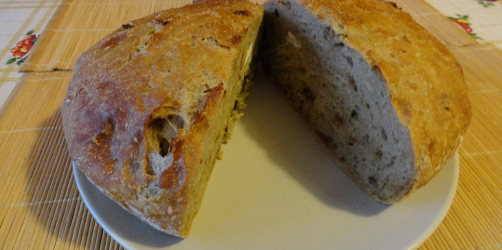 Levný chléb od Ládi Hrušky (cibulový - přidáno hrst sušené smažené cibule)