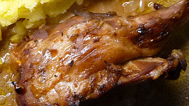 Nutrie (králík) pečená v marinádě
