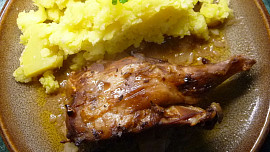 Nutrie (králík) pečená v marinádě