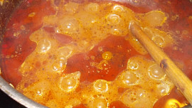 Pálivý guláš  z hovězího krku na barevných paprikách a chilli papričkách  - dnes podle  manžela