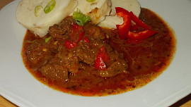 Pálivý guláš  z hovězího krku na barevných paprikách a chilli papričkách  - dnes podle  manžela