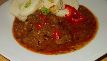 Pálivý guláš  z hovězího krku na barevných paprikách a chilli papričkách  - dnes podle  manžela