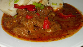 Pálivý guláš  z hovězího krku na barevných paprikách a chilli papričkách  - dnes podle  manžela
