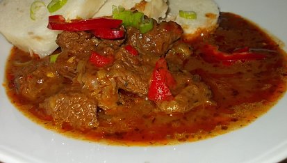 Pálivý guláš  z hovězího krku na barevných paprikách a chilli papričkách  - dnes podle  manžela