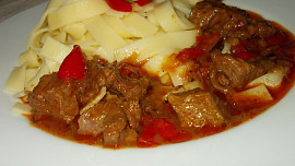Pálivý guláš  z hovězího krku na barevných paprikách a chilli papričkách  - dnes podle  manžela