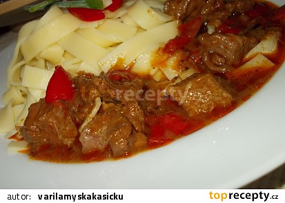 Pálivý guláš  z hovězího krku na barevných paprikách a chilli papričkách  - dnes podle  manžela