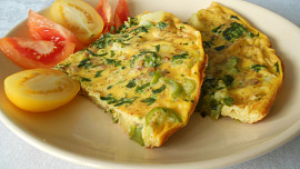 Rychlá večeře z vajec, salámu a knedlíků