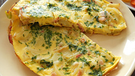 Rychlá večeře z vajec, salámu a knedlíků