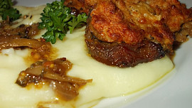 Pečené vepřové plátky  se sýrovým nádivkovým  překvapením