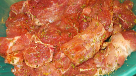 Pečené vepřové plátky  se sýrovým nádivkovým  překvapením