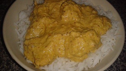 Pistáciová kuřecí korma, hotová korma
