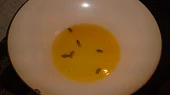 Pistáciová kuřecí korma, ghee a kardamomy v keramickém woku