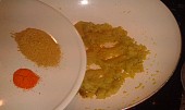 Pistáciová kuřecí korma (osmažená cibule a přidávám koření)