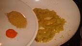 Pistáciová kuřecí korma (osmažená cibule a přidávám koření)