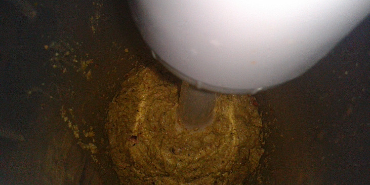 Pistáciová kuřecí korma (mixování pistácií ponorným mixérem)