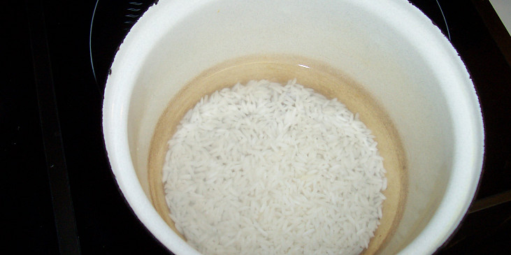 rýži uvařit v trošce osolené vody