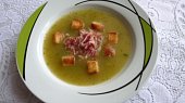 Polévka z řapíkatého celeru s hráškem