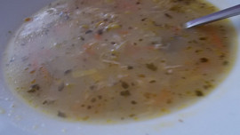 Pórková polévka s kroupami, celerem a mrkví