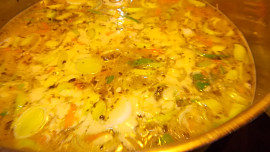 Pórková polévka s kroupami, celerem a mrkví