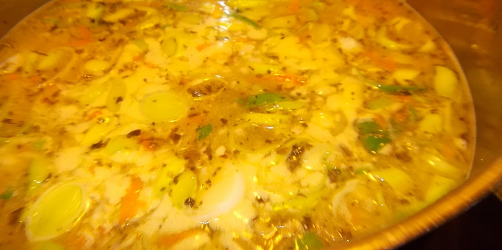 Pórková polévka s kroupami, celerem a mrkví