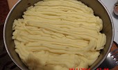 Ragú z mletého masa zapečené s bramborovou kaší(v originále cottage pie) (po přidání a orestování s masem pokryjem bramborovou kaší,kterou nastříkáme cukrářským sáčkem)