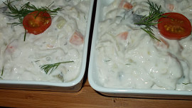 Rybí pochoutka z Korunních  sardinek, barevné zeleniny a zakysané smetany