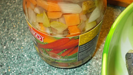 Rybí pochoutka z Korunních  sardinek, barevné zeleniny a zakysané smetany