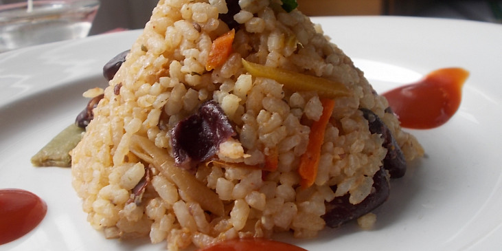 Barevná zeleninová rýže  ( zelenina,  co nás napadne.... ) s   červenými  fazolemi