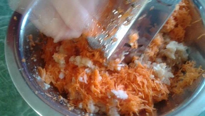 Salát z mrkve, jablek a citronu
