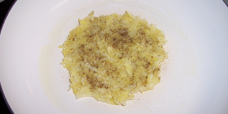 Nastrouhané brambory - osolené a opepřené