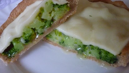 Slaný koláč s brokolicí a olomouckými tvarůžky