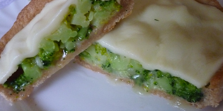 Slaný koláč s brokolicí a olomouckými tvarůžky