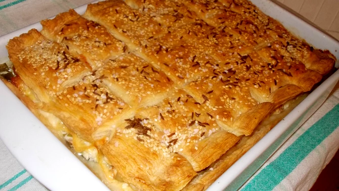 Slaný koláč s bůčkovou roládou a pórkem