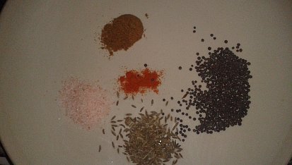 Smažená okra s cibulí a červenou paprikou, koření