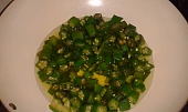 Smažená okra s cibulí a červenou paprikou