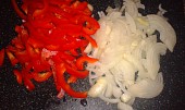 Smažená okra s cibulí a červenou paprikou