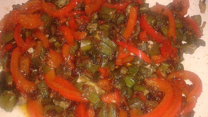Smažená okra s cibulí a červenou paprikou