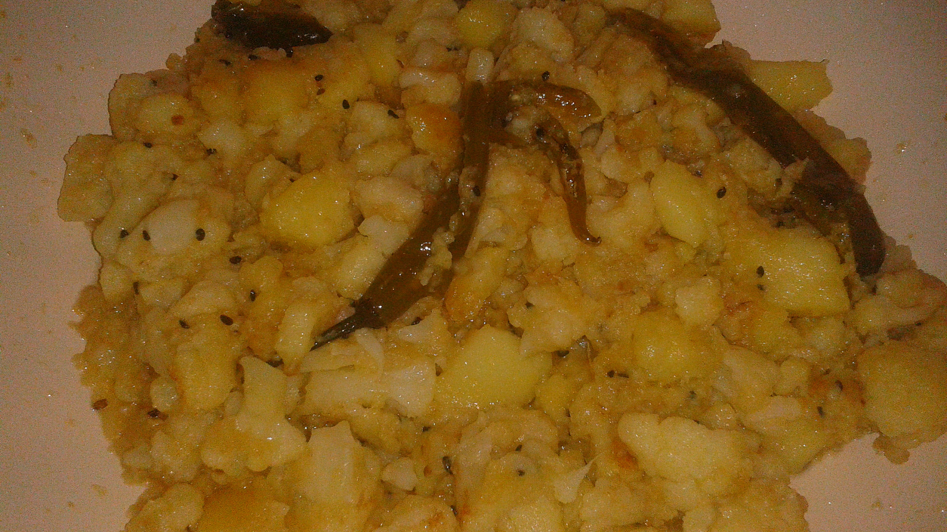 Smažené brambory s květákem a semínkem divoké cibule