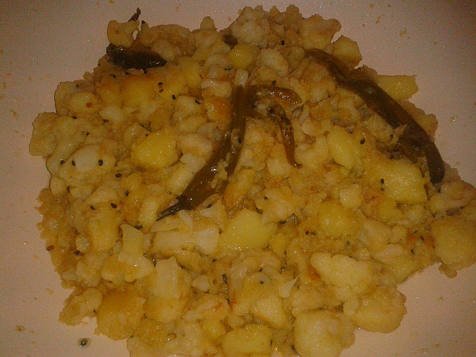 Smažené brambory s květákem a semínkem divoké cibule, hotová aloo gobi chokka