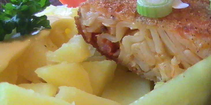 Smažené nudle s klobásou a sýrem