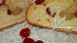 Štola s tvarohem, kandovanými višněmi a lískovými oříšky