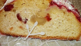 Štola s tvarohem, kandovanými višněmi a lískovými oříšky