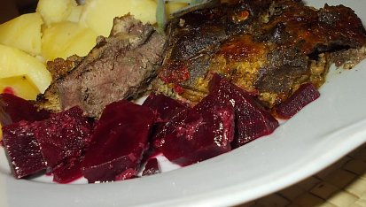 Vepřová játra se  šalvějí, zapečená v pikantním kabátku