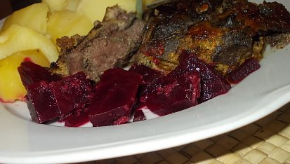 Vepřová játra se  šalvějí, zapečená v pikantním kabátku