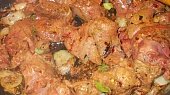 Vepřová játra se  šalvějí, zapečená v pikantním kabátku