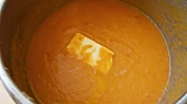 Vepřová kýta v zeleninovém krému, Do rozmixovaného krému dáme plátek másla,dochutíme a prohřejeme