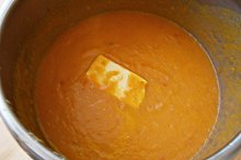 Do rozmixovaného krému dáme plátek másla,dochutíme a prohřejeme