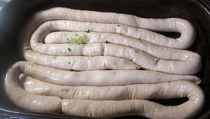 Vinná klobása zapečená s listovým špenátem, nivou a zakysanou smetanou, do pekáčku naskládáme vinnou klobásu...